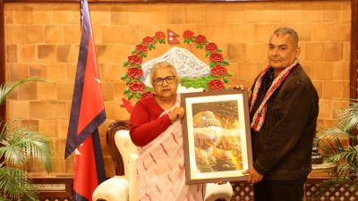 प्रधानमन्त्री कार्कीले दुर्गा प्रसाईँलाई दिइन् बुद्धको फोटो उपहार