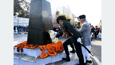 राष्ट्रपतिद्वारा राष्ट्र निर्माताको सालिकमा पुष्पहार अर्पण