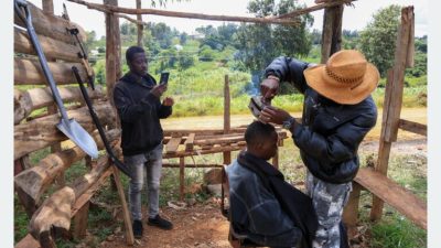 तीखो बेलचा चलाउने केन्याका नाई अफ्रिकाको सोसल मिडियाको क्रेजमा