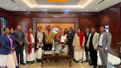 प्रधानमन्त्री कार्कीसँग थारू कल्याणकारिणी सभाको भेट