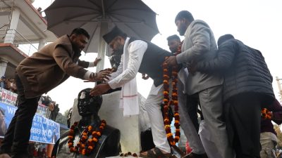 लहानमा सहिदलाई माल्यार्पण गर्दै सुरू भयो बालेनको चुनावी अभियान