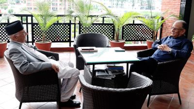 दिल्ली उड्नु अघि प्रचण्डले गरे ओलीसँग आधा घण्टा भेटवार्ता