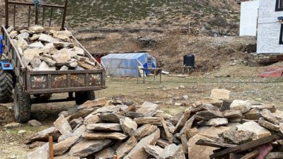 सडक नभएको छेकम्पारमा गुड्छन् स्कुटर र ट्र्याक्टर