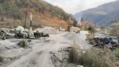 अवैध रूपमा सञ्चालित क्रसरबाट नुवाकोटका स्थानीयवासी पीडित, विद्यालय र अस्पताल झनै समस्यामा