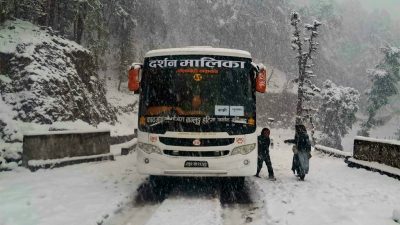 बाजुराको उच्च भेगमा वर्षात्संगै हिमपात हुँदा किसान खुसी
