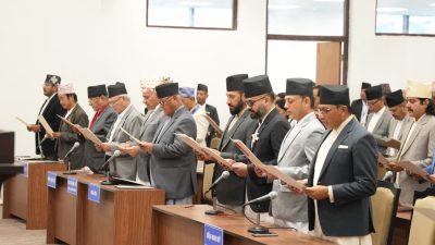 ज्येष्ठ सदस्य केसीद्वारा नवनिर्वाचित प्रतिनिधिसभा सदस्यलाई शपथ