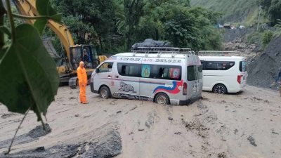 बिपी राजमार्गमा प्रहरीद्वारा सवारी सञ्चालनमा रोक