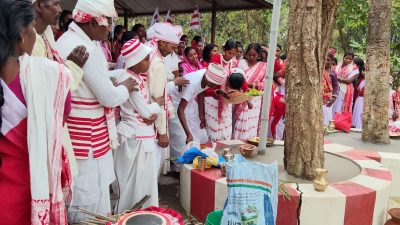 सरना पूजामा प्रार्थना गर्दै