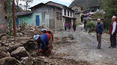 सडक छेउका टहरा भत्काउन दरवाङवासी अग्रसर