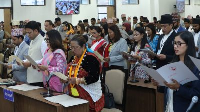 ज्येष्ठ सदस्य केसीद्वारा नवनिर्वाचित प्रतिनिधिसभा सदस्यलाई शपथ