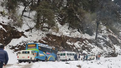 भारी हिमपातका कारण मध्यपहाडी लोकमार्ग अवरुद्ध