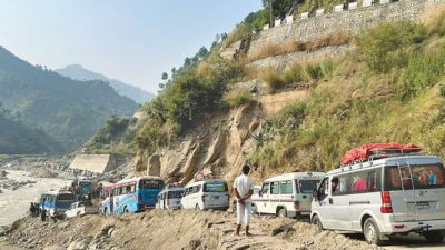 बिपी राजमार्गमा अवरुद्ध, सवारीसाधन ‘होल्ड’