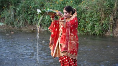 मिथिलामा आज अस्ताउँदो सूर्यलाई अर्घ दिँदै चैती छठ पर्व मनाइँदै