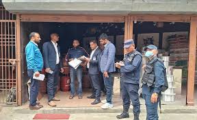 प्रशासनद्वारा इनरुवामा ग्यास पसल अनुगमन