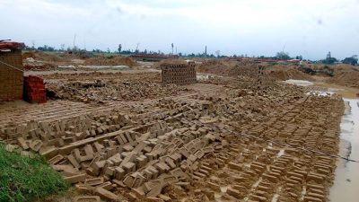 बेमौसमी वर्षाका कारण नौ करोड बराबरको काँचो इँटामा क्षति