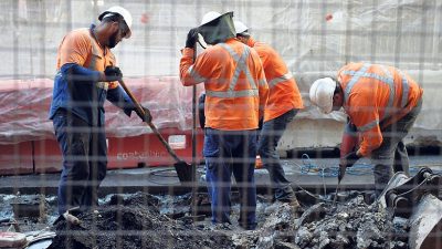 खाडी जान लागेका कामदारहरू भन्छन्, “साथीहरूले नआउ भन्छन्, नजाऊ जागिर खोसिने डर छ”