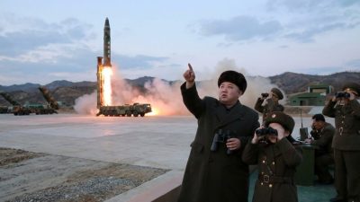 छोरीसँगै किमद्वारा रकेट प्रहार अभ्यास अवलोकन