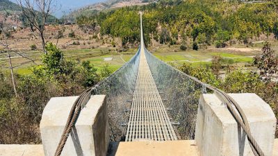 त्रियुगा नदीमा झोलुङगे पुल निर्माण