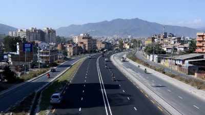 चार लेन सडक निर्माणका लागि विद्युत् पोल हटाइँदै