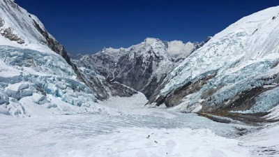 दोब्बर गतिमा हिउँ गुमाउँदै हिमनदी
