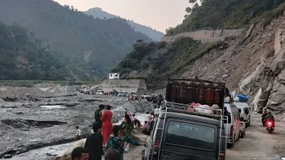 आलेख :  थिलथिलिएको बिपी राजमार्गमा कहिलेसम्म कठिनाईपूर्ण यात्रा ?