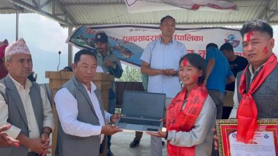 एसइईमा उत्कृष्ट विद्यार्थीलाई ल्यापटपसहित सम्मान