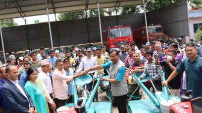 षडानन्दद्वारा किसानलाई कृषि औजार वितरण