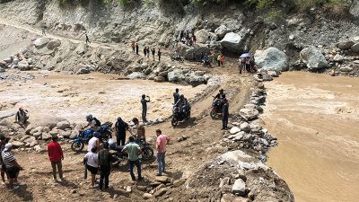 पहिराले मेची राजमार्ग  अवरुद्ध