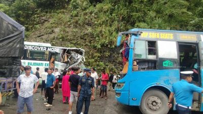 जलबिरेमा दुई बस र ट्रक ठोक्किँदा ३० जना घाइते