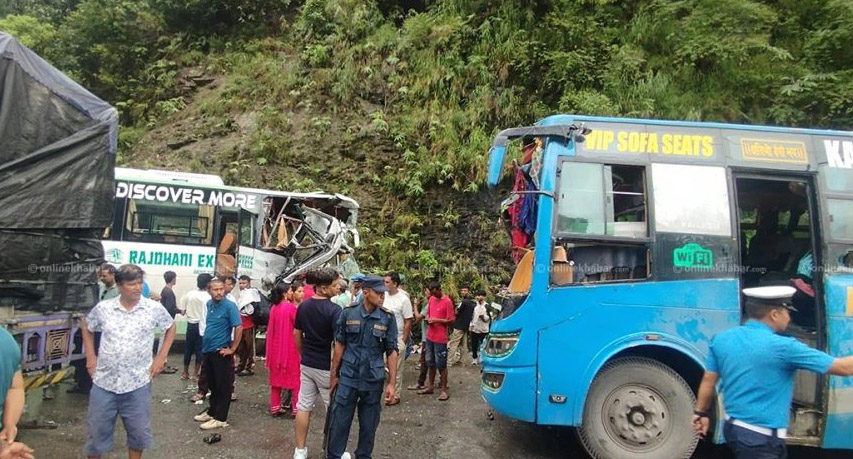 जलबिरेमा दुई बस र ट्रक ठोक्किँदा ३० जना घाइते