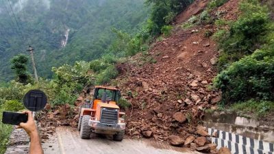 पहिराले अवरुद्ध चितवन तर्फको सडक खुल्यो, धादिङ तर्फ अझै अवरुद्ध