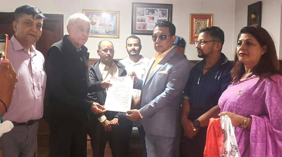 कांग्रेस देउवा समूहमा प्रवेश गरे दीपक मनाङे, शशांकले गरे स्वागत