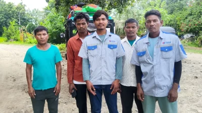 बाढीमा भाग्यले बाँचेका एउटै गाउँका पाँच जना अटो चढेर घर&hellip;